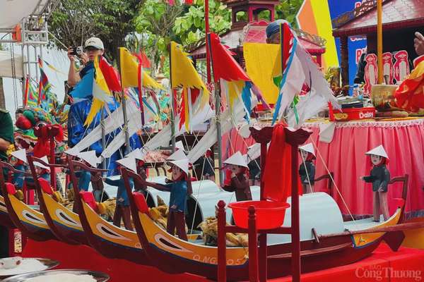 Những chiếc thuyền câu nhỏ và bài vị của các binh phu đã bỏ mình nơi dặm dài biển cả là lễ vật không thể thiếu trong Lễ khao lề thế lính Hoàng Sa Những chiếc thuyền câu nhỏ và bài vị của các binh phu đã bỏ mình nơi dặm dài biển cả là lễ vật không thể thiếu trong Lễ khao lề thế lính Hoàng Sa