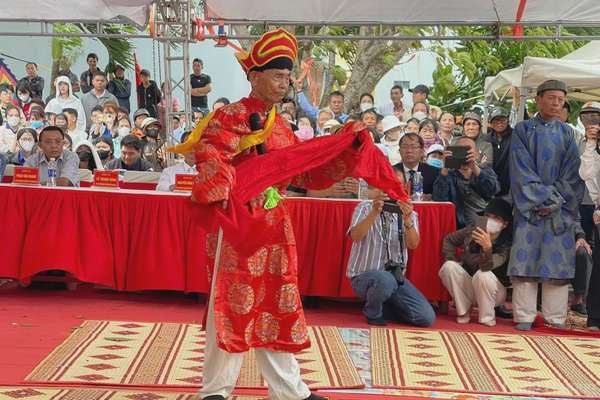Sau lễ chánh tế, thầy pháp thực hiện nghi thức thế lính an vị các vong linh chiến sĩ Hoàng Sa trước khi thả thuyền ra biển khơi Sau lễ chánh tế, thầy pháp thực hiện nghi thức thế lính an vị các vong linh chiến sĩ Hoàng Sa trước khi thả thuyền ra biển khơi