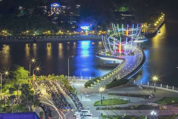 Bến Ninh Kiều về đêm khoác lên mình vẻ đẹp lung linh và rực rỡ của ánh đèn.
