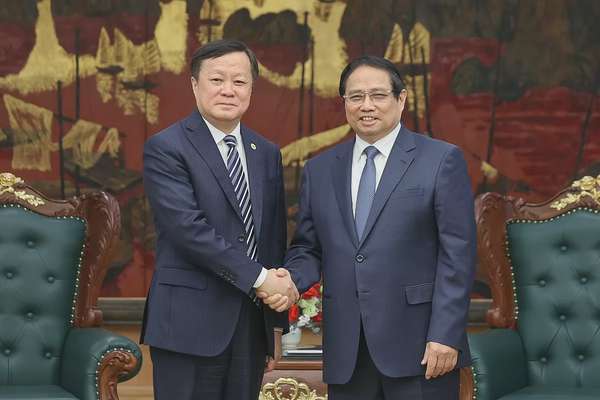 Thủ tướng Phạm Minh Chính và Chủ tịch Tập đoàn COMAC Hà Đông Phong. Ảnh: VGP/Nhật Bắc