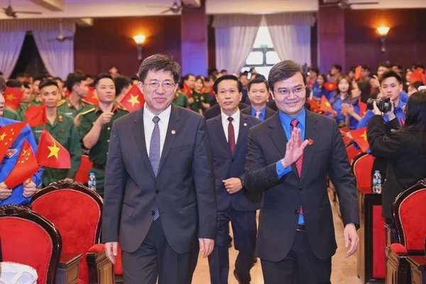 Bí thư thứ nhất Trung ương Đoàn Thanh niên Cộng sản Hồ Chí Minh Bùi Quang Huy và Bí thư thứ nhất Ban Bí thư Trung ương Đoàn Thanh niên Cộng sản Trung Quốc A Đông cùng các đại biểu tại buổi lễ.