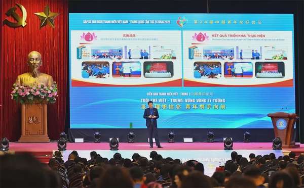 Các diễn giả trẻ tham luận tại buổi lễ khai mạc chương trình.