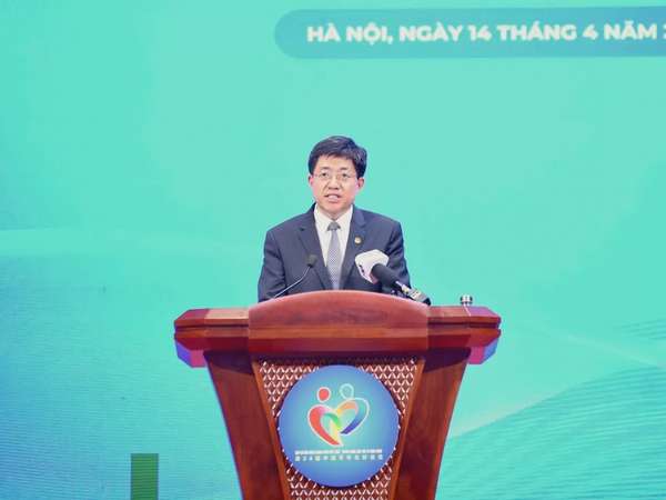 Bí thư thứ nhất Trung ương Đoàn TNCS Trung Quốc A Đông phát biểu tại chương trình.
