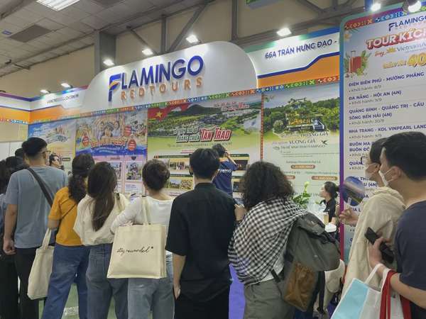 Khách du lịch săn tour về nguồn. Ảnh: Hoa Quỳnh
