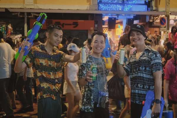 Người trẻ tại Việt Nam quan tâm tới lễ hội té nước tại Thái Lan. 