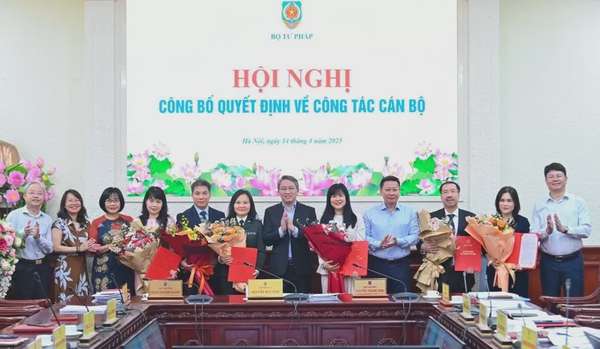 Bộ trưởng Nguyễn Hải Ninh trao Quyết định điều động, bổ nhiệm công chức lãnh đạo một số đơn vị. Ảnh: Bộ Tư pháp