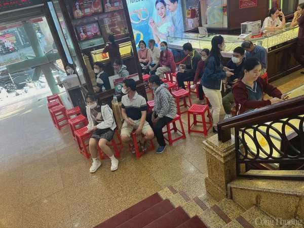 Người dân xếp hàng mua vàng, dù cửa hàng bán 'nhỏ giọt'