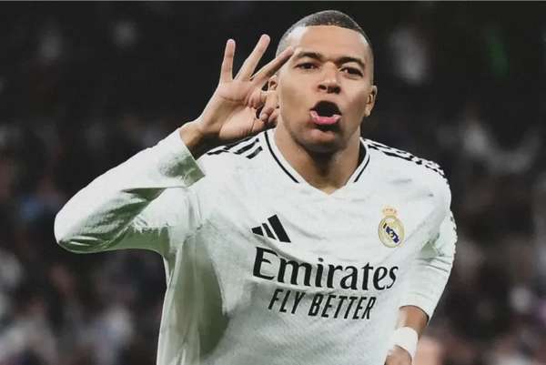 Kylian Mbappe được tiếp sức trước trận đấu giwuax Real Madrid và Arsenal