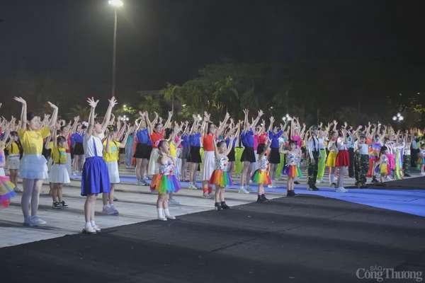 Chương trình còn tổ chức các tiết mục đồng diễn - flashmob