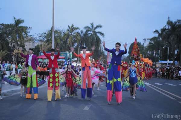 Xuất phát từ Quảng trường Phạm Văn Đồng, đoàn diễu hành đi trên cung đường dài gần 1 km đến đường Lê Trung Đình