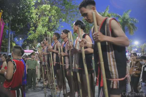 Sắc màu Carnival nghệ thuật tràn ngập đường phố Quảng Ngãi