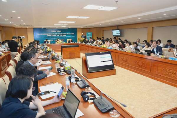 Dòng vốn không ào chảy chỉ bằng lập trung tâm tài chính