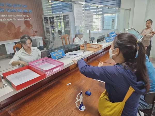 Rút bảo hiểm xã hội một lần giảm là tín hiệu tích cực. Ảnh: Xuân Cường