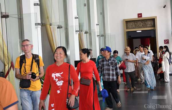 Dinh Độc Lập hút khách những ngày tháng 4 lịch sử