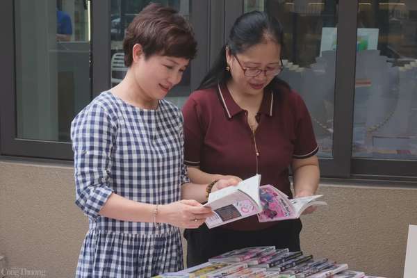 Chủ tịch Hồ Chí Minh từng dạy: “Siêng xem sách và xem nhiều sách là một điều đáng quý.” Sách là kho tàng tri thức quý giá, chứa đựng những giá trị vật chất và tinh thần của nhân loại. Mỗi cuốn sách mở ra một chủ đề, một lĩnh vực riêng, nhưng tất cả đều hướng đến mục tiêu chung: mang lại tri thức mới, giá trị mới cho người đọc.