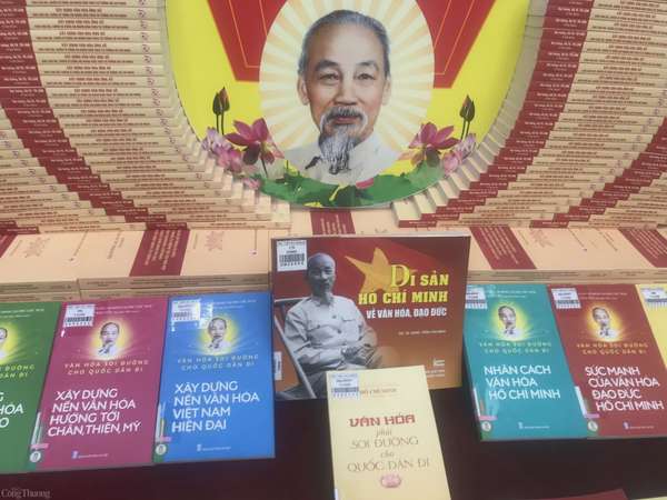 Giữa muôn vàn đầu sách đa dạng, một góc trưng bày chuyên đề về Chủ tịch Hồ Chí Minh vẫn thu hút sự quan tâm đặc biệt, chứng minh rằng trong trái tim thế hệ trẻ hôm nay, hình ảnh Người vẫn luôn là nguồn cảm hứng lớn lao.