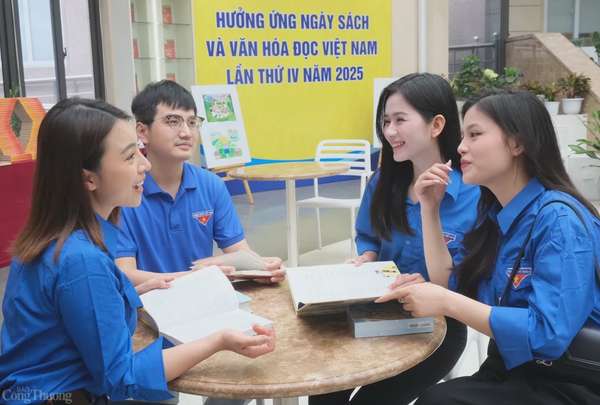 Ngày 18/4, Trung tâm Văn hóa và Thư viện Hà Nội đã tổ chức hưởng ứng ngày Sách và Văn hóa đọc Việt Nam lần thứ IV – năm 2025 nhằm tôn vinh giá trị của sách và lan tỏa văn hóa đọc trong cộng đồng. Trong không khí lắng đọng của Ngày Sách và Văn hóa đọc Việt Nam lần thứ IV, Thư viện Hà Nội trở thành điểm hẹn của hàng trăm bạn trẻ yêu sách. Giữa muôn vàn đầu sách đa dạng, một góc trưng bày chuyên đề về Chủ tịch Hồ Chí Minh vẫn thu hút sự quan tâm đặc biệt, chứng minh rằng trong trái tim thế hệ trẻ h