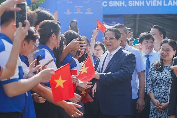 Thủ tướng bày tỏ tự hào khi thấy những ý tưởng của các bạn học sinh, sinh viên đang ngồi trên ghế nhà trường đã được nuôi dưỡng thành hình - Ảnh: VGP/Nhật Bắc