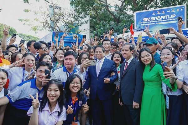 Thủ tướng Phạm Minh Chính cùng các đại biểu và sinh viên dự Ngày hội. Ảnh: VGP/Nhật Bắc