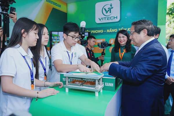 Thủ tướng thăm không gian trưng bày ý tưởng khởi nghiệp sáng tạo của học sinh, sinh viên trong khuôn khổ Ngày hội. Ảnh: VGP/Nhật Bắc
