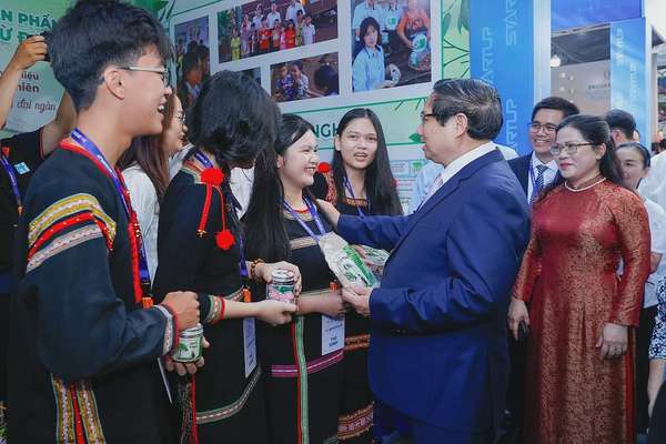 Thủ tướng thăm không gian trưng bày ý tưởng khởi nghiệp sáng tạo của học sinh, sinh viên trong khuôn khổ Ngày hội. Ảnh: VGP/Nhật Bắc