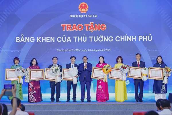 Thủ tướng Phạm Minh Chính trao tặng Bằng khen của Thủ tướng Chính phủ cho các cá nhân - Ảnh: VGP/Nhật Bắc
