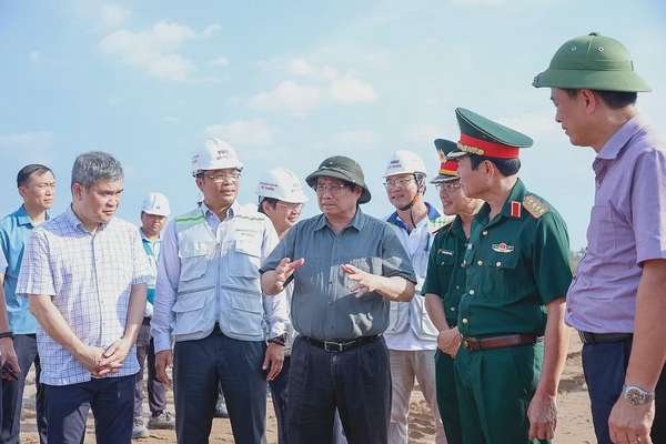 Đây là lần thứ 8 Thủ tướng kiểm tra công trường và làm việc về dự án cao tốc Cần Thơ – Cà Mau. Ảnh: VGP/Nhật Bắc