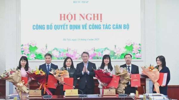 Bộ trưởng Tư pháp Nguyễn Hải Ninh trao quyết định điều động, bổ nhiệm công chức lãnh đạo một số đơn vị. 