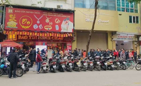 Giá vàng tăng, cầu vượt cung, cửa hàng hết vàng bán