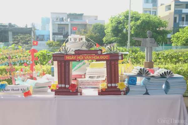 Tác phẩm mô hình sách đề tài “Đà Nẵng - Tự hào về một dòng chảy” được hoàn thiện tại cuộc thi.