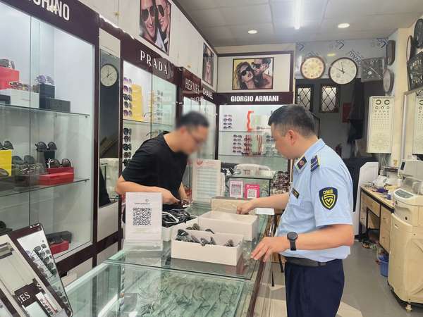 Hàng giả ngập chợ Nhà Xanh, chủ hộ ‘né’ đăng ký kinh doanh