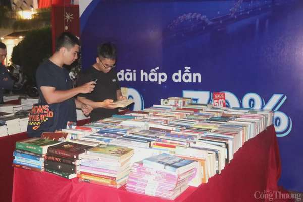Những đầu sách phong phú được trưng bày, thu hút sự quan tâm của nhiều bạn đọc trẻ