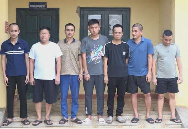Các đối tượng bị bắt trong đường dây đánh bạc (Ảnh: Công an Quảng Bình)