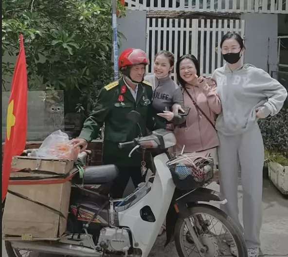 Cựu chiến binh 76 tuổi chạy xe máy 1.300km để xem diễu binh dịp 30/4