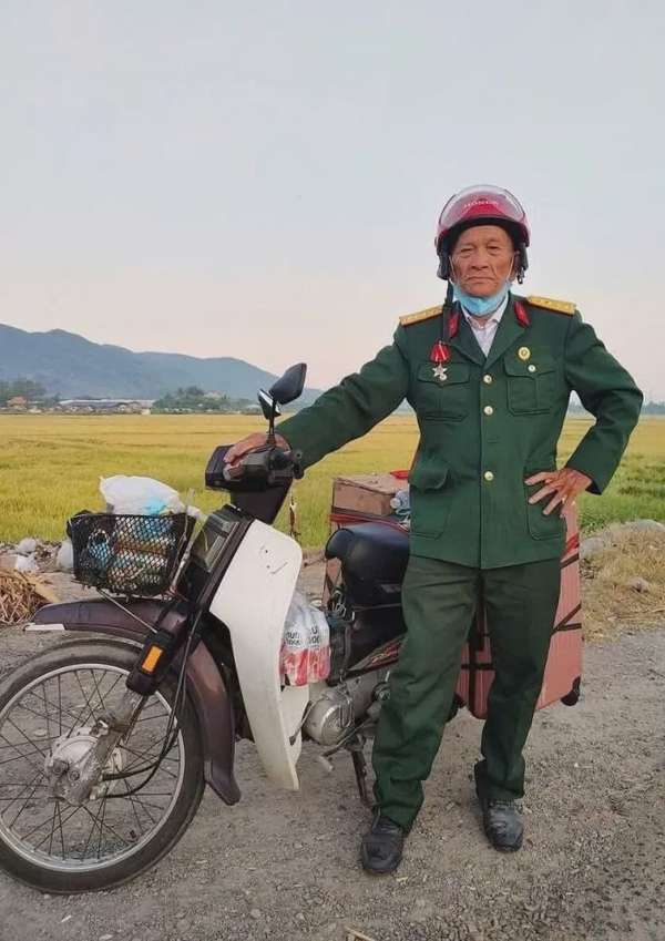 Cựu chiến binh 76 tuổi chạy xe máy 1.300km để xem diễu binh dịp 30/4
