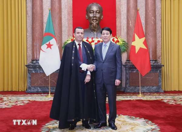 Chủ tịch nước Lương Cường với Đại sứ Algeria Azeddine Bechka. Ảnh: TTXVN