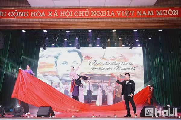 “Tổ quốc tôi chưa đẹp thế bao giờ” – Khúc tráng ca thiêng liêng, xúc động tại Đại học Công nghiệp Hà Nội