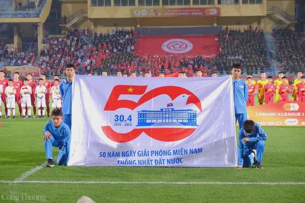 Không khí tại các sân cỏ V.League những ngày cuối tháng 4 trở nên đặc biệt hơn bao giờ hết, khi bóng đá hòa nhịp cùng cả nước chào mừng 50 năm ngày thống nhất đất nước.