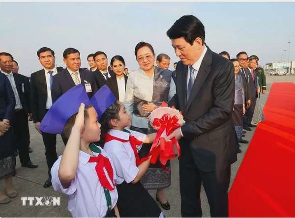 Chủ tịch nước Lương Cường tại sân bay quốc tế Wattay, thủ đô Vientiane, Lào. (Ảnh: Lâm Khánh/TTXVN)