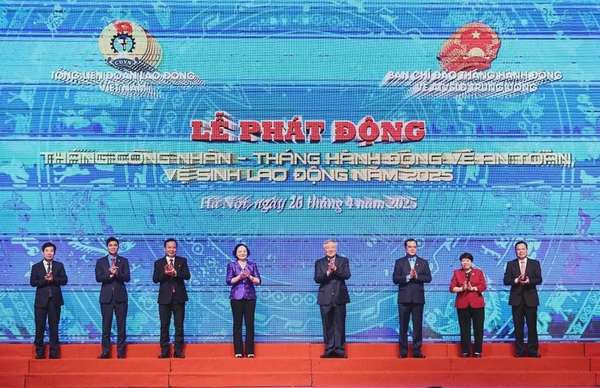 Phó Thủ tướng Thường trực Chính phủ Nguyễn Hòa Bình và các đại biểu thực hiện nghi thức phát động Tháng Công nhân và Tháng hành động về an toàn vệ sinh lao động năm 2025 - Ảnh: VGP/Nguyễn Hoàng