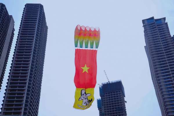 Sắc đỏ cờ Tổ quốc tung bay trên bầu trời Đà Nẵng