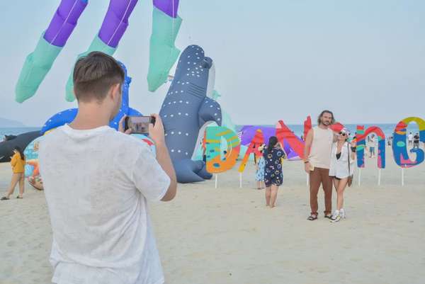 Sắc đỏ cờ Tổ quốc tung bay trên bầu trời Đà Nẵng