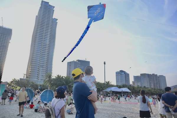 Sắc đỏ cờ Tổ quốc tung bay trên bầu trời Đà Nẵng