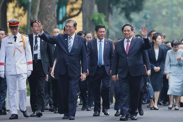 Sau Lễ đón, hai Thủ tướng di chuyển tới Trụ sở Chính phủ để tiến hành hội đàm - Ảnh: VGP/Nhật Bắc