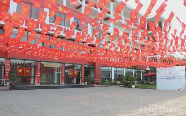 Thành phố Huế: Rực rỡ cờ mừng Ngày thống nhất đất nước Thành phố Huế: Rực rỡ cờ hoa dịp lễ 30/4