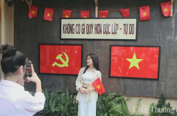 Thành phố Huế: Rực rỡ cờ mừng Ngày thống nhất đất nước Thành phố Huế: Rực rỡ cờ hoa dịp lễ 30/4