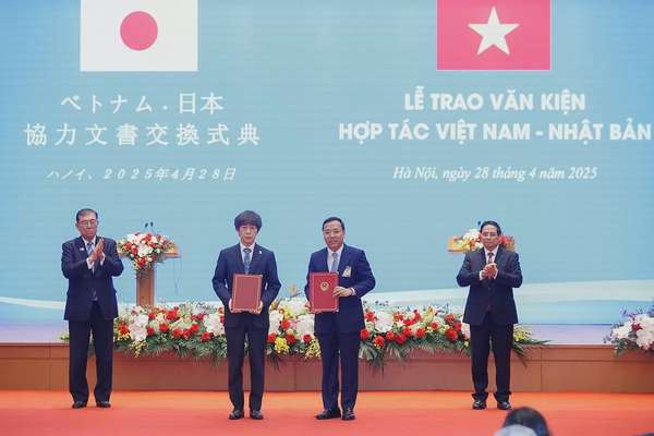 Thủ tướng Phạm Minh Chính và Thủ tướng Nhật Bản Ishiba Shigeru chứng kiến lễ trao Bản ghi nhớ hợp tác giữa Bộ Công Thương Việt Nam và Bộ Kinh tế, Thương mại và Công nghiệp Nhật Bản về việc thúc đẩy các dự án hợp tác song phương trong lĩnh vực chuyển dịch 