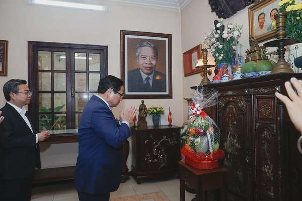 Thủ tướng Chính phủ Phạm Minh Chính dâng hương tưởng nhớ cố Chủ tịch Hội đồng Bộ trưởng Phạm Hùng - Ảnh: VGP/Nhật Bắc