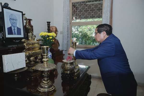 Thủ tướng Phạm Minh Chính thắp hương tưởng nhớ cố Thủ tướng Võ Văn Kiệt. Ảnh: VGP/Nhật Bắc