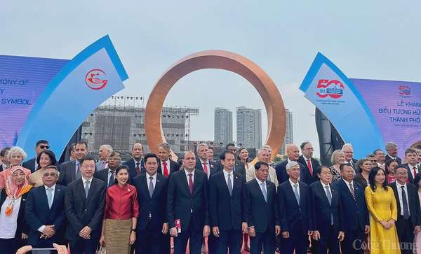 Khánh thành Biểu tượng Hữu nghị Quốc tế mừng chiến thắng 30/4